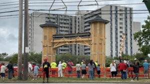 After the arch was successfully relocated, spectators were excited to take a closer look!